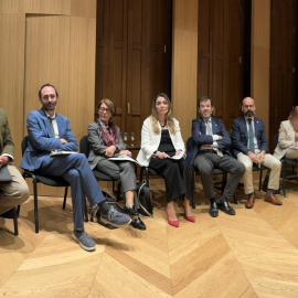 Los juristas que han participado en el acto de Más Democracia este martes, con Vicente Guilarte, en el centro