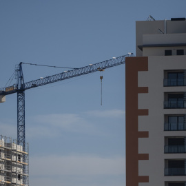 Una grúa en una zona de edificios de viviendas en construcción en Madrid. E.P./Alberto Ortega