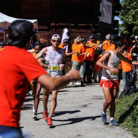 Kilian Jornet llençant la brossa enmig d'una competició.