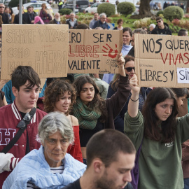 Varias personas sujetan carteles durante una manifestación contra las violencias machistas, a 25 de noviembre de 2023.