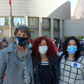 María Jesús Casado, Irune Saiz y Coro Alonso, delante del edificio del Senado, en Madrid, donde acudieron el pasado abril para denunciar la situación de precariedad de los interinos en fraude de ley.