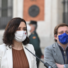 La presidenta de la Comunidad de Madrid, Isabel Díaz Ayuso (i), realiza declaraciones junto al alcalde de Madrid, José Luis Martínez-Almeida (d), este jueves, al recorrer la zona de la Puerta de Sol tras los disturbios de la noche del miércoles en una