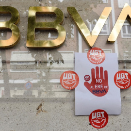 El logo de BBVA en sus oficinas en Valladolid, tras la protesta de trabajadores por el ERE que el banco ha presentado. EFE/NACHO GALLEGO