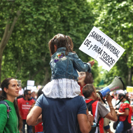 Decenas de personas durante una manifestación para defender la sanidad pública, a 19 de mayo de 2024, en Madrid (España).