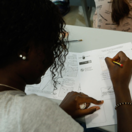 Una estudiante realiza las pruebas de acceso de la EvAU 2023, en la Universidad de Murcia, a 5 de junio de 2023.