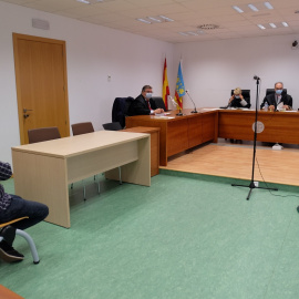 El acusado de estafar a una anciana 43.600 euros con la falsa promesa de encontrar los restos de su padre, víctima del franquismo, ante el tribunal de la Audiencia de Alicante.