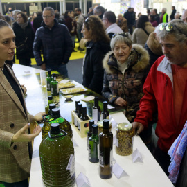 Gent comprant oli a la 60a Fira de l'Oli de les Borges Blanques