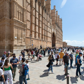 22/05/2024 Varios turistas en las inmediaciones de la catedral de Palma de Mallorca, a 16 de abril de 2024.