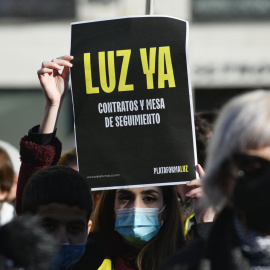 Varias personas, con pancartas que rezan 'Luz Ya', se manifiestan para exigir contratos de luz para La Cañada Real, en la Puerta Del Sol, a 20 de febrero de 2022, en Madrid