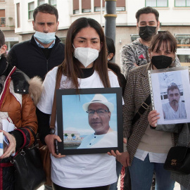 Familiares muestran retratos de varios de los miembros de la tripulación durante una multitudinaria protesta para lograr que se retome la búsqueda de los 12 marineros desaparecidos en el naufragio del Villa de Pitanxo, este domingo en el municipio ponte