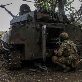 Un militar ucraniano se prepara para disparar un obús autopropulsado 2S1 Gvozdika hacia las tropas rusas, en una posición en la región de Donetsk. REUTERS/Oleksandr Ratushniak