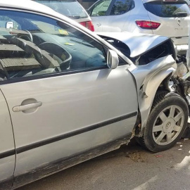 Imagen del coche conducido por un menor tras colisionar contra dos coches estacionados, a 22 de mayo de 2024.