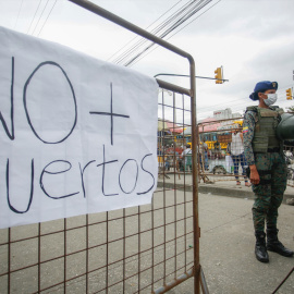 Vista general de un cartel que dice "No más muertes" colocado en la valla alrededor del centro de detención de Guayas N1 en Ecuador. Imagen de archivo.