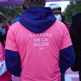 21/02/2022-Un hombre lleva sobre su sudadera una camiseta de la XVIII Carrera de la Mujer, a 24 de octubre de 2021, en Madrid (España).