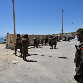 Militares del ejército español vigilan desde la playa la llegada de migrantes procedentes de Marruecos, a 19 de mayo de 2021, en Ceuta, (España).