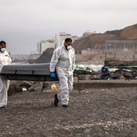 Traslado del cadáver hallado cerca de la playa de El Tarajal.