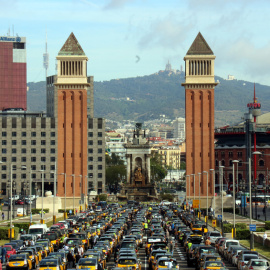 Centenars de taxis esperant a l'Avinguda Maria Cristina per començar la marxa lenta cap a la Plaça Sant Jaume.