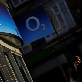 Una tienda del operador de telefonía móvil O2, de Telefónica, en la ciudad inglesa de Loughborough. REUTERS/Darren Staples