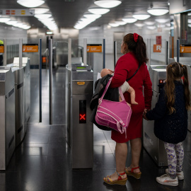 Dos personas en la estación de Renfe y Metro 'La Sagrera', a 12 de mayo de 2024, en Barcelona.