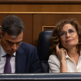 El presidente del Gobierno, Pedro Sánchez, y la vicepresidenta primera y ministra de Hacienda, María Jesús Montero, durante una sesión de control en el Congreso de los Diputados, a 22 de mayo de 2024, en Madrid.