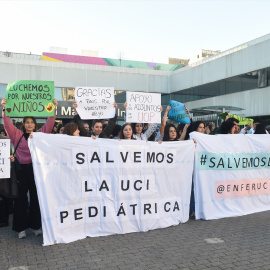 26/1/24 - Decenas de personas durante una concentración para reclamar una solución para la UCI Pediátrica de La Paz, frente al edificio Materno-Infantil del hospital, a 24 de enero de 2024, en Madrid.