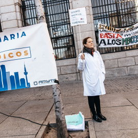 Una mujer con bata blanca se manifiesta bajo el lema 'Por una Atención Primaria de calidad, en Madrid, a 29 de enero de 2023.