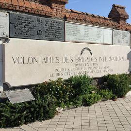 Placa en honor a los combatientes extranjeros llegados a la capital para defenderla de los sublevados