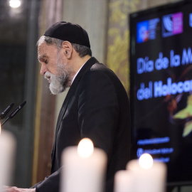 El rabino de la Comunidad Judía de Madrid, Moisés Bendahan, interviene en el acto institucional en conmemoración del Día Internacional en Memoria de las Víctimas del Holocausto, en el Patio de Cristales de la plaza de la Villa, a 26 de enero de 2023