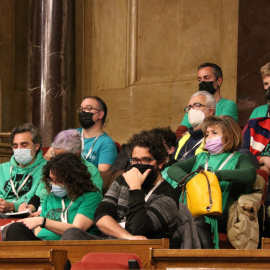 23/02/2022 - Activistes de la PAH seguint el debat sobre la llei antidesnonaments al Parlament.