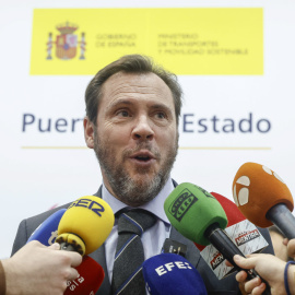 Óscar Puente, atiende a la prensa durante su asistencia a la Feria Internacional de Turismo, a 24 de enero de 2024.