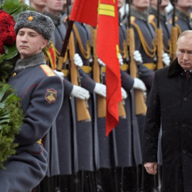 El presidente ruso Putin asiste a la ceremonia de colocación de una ofrenda floral  en la Tumba del Soldado Desconocido, en el Muro del Kremlin, en Moscú, en el día del Defensor de la Patria. Sputnik/Aleksey Nikolskyi/Kremlin/REUTERS