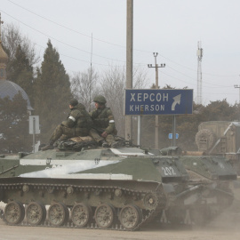 Un tanque con una 'z' en una calle de Armyansk (Crímea).