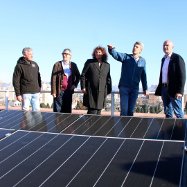 El conseller d'Acció Climàtica, David Mascort, conversa amb veïns al terrat on han fet una instal·lació fotovoltaica d'autoconsum