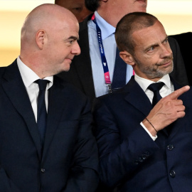 El presidente de la FIFA, Gianni Infantino, y el presidente de la UEFA, Aleksander Čeferin, en las gradas antes del partido de fútbol de la final de la UEFA Champions League entre el Manchester City FC y el Inter de Milán en el Estadio Olímpico Atatü