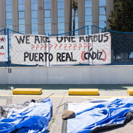 Cartel a las puertas de la factoría de Airbus en Puerto Real.