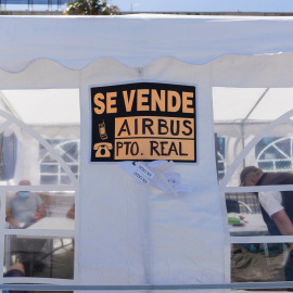 Cartel a las puertas de la factoría de Airbus en Puerto Real.