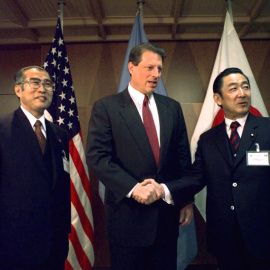 El vicepresidente estadounidense Al Gore se da la mano con el primer ministro japonés Ryutaro Hashimoto, antes de sus conversaciones en la Cumbre del Clima de Kyoto de 1997, la COP3.