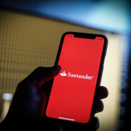 El logo del Banco Santander en un teléfono móvil. AFP/Jaap Arriens/NurPhoto