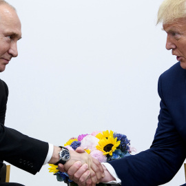 En esta foto de archivo tomada el 28 de junio de 2019, el presidente de los Estados Unidos, Donald Trump, asiste a una reunión con el presidente de Rusia, Vladimir Putin, durante la cumbre del G20 en Osaka.