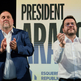 El presidente de la Generalitat y candidato Pere Aragonès (d) y el presidente de ERC Oriol Junqueras (i), durante un mitin de ERC, a 10 de mayo de 2024, en Tarragona, Catalunya (España).