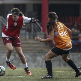 Niñas juegan durante la prueba de selección para ser parte del equipo de fútbol femenino sub-15 del Sao Paulo FC en Sao Paulo, Brasil, el 22 de abril de 2019.