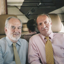 Manuel Prado y Juan Carlos I, a bordo de su avión privado en un viaje a Austria para cazar ciervos.