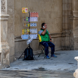 Un vendedor de la ONCE se resguarda en el "Arquillo" del ayuntamiento para protegerse de la lluvia. Sevilla a 18 de septiembre 2020. Foto de Archivo