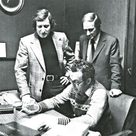 José Afonso, durante la firma de su contrato con Orfeu, junto a Arnaldo Trindade (izquierda).