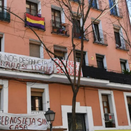 Pancartas de protesta colocadas en la fachada de un edificio durante la manifestación convocada por la Plataforma de Afectados por la Hipoteca en Madrid.