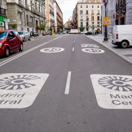 Dos señales de Madrid Central en la carretera, a 11 de mayo de 2021, en Madrid (España).