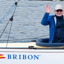 El Rey emérito Juan Carlos I participa durante las regatas en el Club Naútico de Sanxenxo, a 17 de marzo de 2024, en Sanxenxo, Pontevedra, Galicia (España).