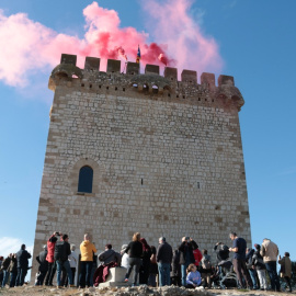 13/01/2024 - Desenes de persones observant l'encesa de la Torre de la Carrova d'Amposta.