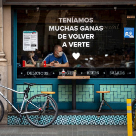 Una pareja de turistas en un bar de Barcelona, durante el primer día sin toque de queda en Catalunya.