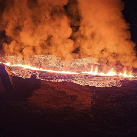 Una imagen de una erupción volcánica cerca de  Grindavik, península de Reykjanes, Islandia, a 14/1/2024